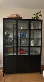 Zwarte vitrinekast met beige binnenkant WOOOD, Huis en Inrichting, Ophalen, 50 tot 100 cm, Zo goed als nieuw, Metaal