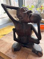 Houten beeld van een man, Ophalen