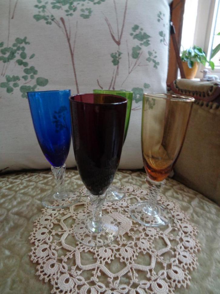 4 Vintage Gekleurde Glazen op Voet ** Mimosa **, Antiek en Kunst, Antiek | Glas en Kristal, Ophalen of Verzenden