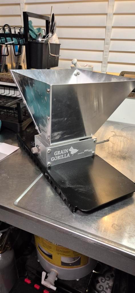 Brewferm Grain Gorilla Moutmolen - Perfecte Staat!, Hobby en Vrije tijd, Overige Hobby en Vrije tijd, Ophalen of Verzenden