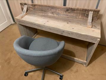 Bureau set en boekenplank beschikbaar voor biedingen