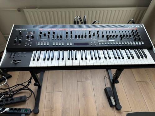 Roland Jupiter-X synthesizer incl standaard en voetpedaal, Muziek en Instrumenten, Synthesizers, Zo goed als nieuw, 61 toetsen