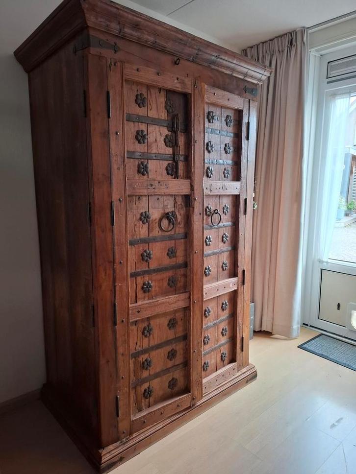 Unieke robuuste houten kasteel kast met smeetijzeren details, Antiek en Kunst, Antiek | Meubels | Kasten, Ophalen