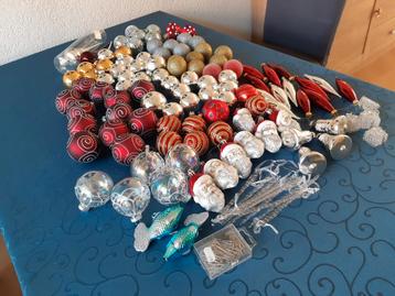 100 kerstballen 3 pieken en slingers  beschikbaar voor biedingen