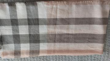 Grote vierkante sjawl /grijs met oud roze beschikbaar voor biedingen