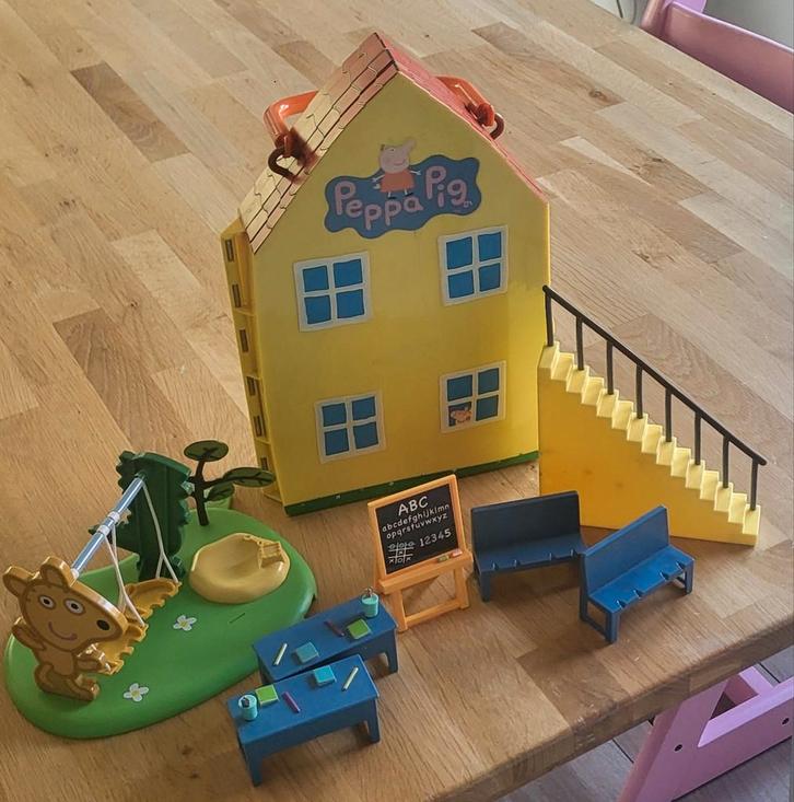 Peppa Pig Huis met Schommel & School, Kinderen en Baby's, Speelgoed | Poppenhuizen, Gebruikt, Poppenhuis, Ophalen