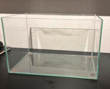 Klein aquarium met zuurstofpompje beschikbaar voor biedingen