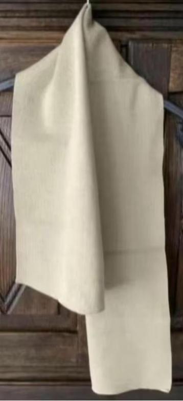 Zandkleurige sjaal, shawl, das; 117 cm lang en 28 cm breed beschikbaar voor biedingen