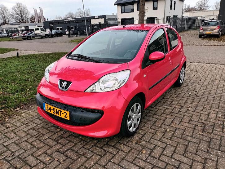 Peugeot 107 1.0 12V 5DR 2011 Rood, Auto's, Peugeot, Bedrijf, Benzine, A, Hatchback, Handgeschakeld, Origineel Nederlands, Rood