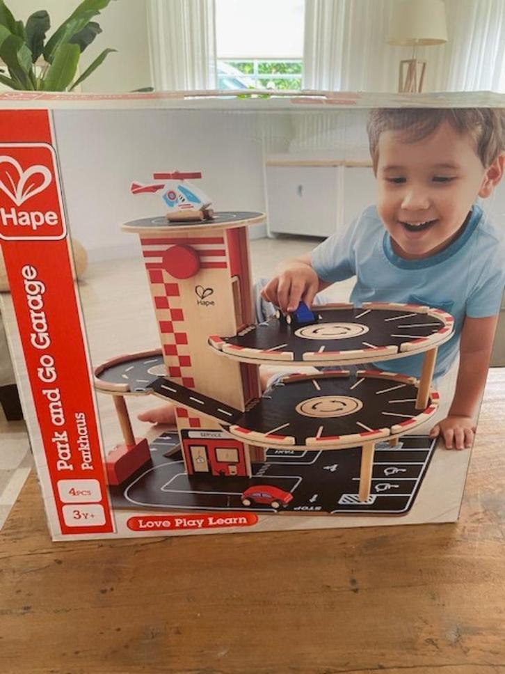 HAPE Houten Kindergarage  met auto,s  en helicopter NIEUW, Kinderen en Baby's, Speelgoed | Houten speelgoed, Nieuw, Meubelstuk of Keukentje