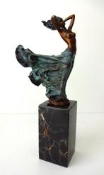 Bronzen beeld vrouw met wijde rok in groene tint Milo 3781-b, Antiek en Kunst, Ophalen of Verzenden, Brons