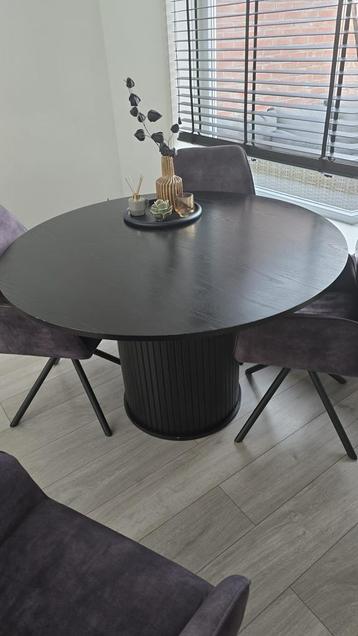 Zwarte ronde eettafel en salontafel trendhopper beschikbaar voor biedingen