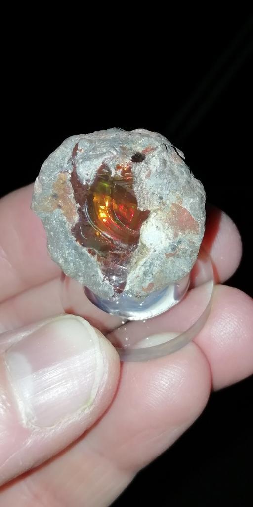 Chocolade opaal op sokkel, Verzamelen, Mineralen en Fossielen, Ophalen of Verzenden