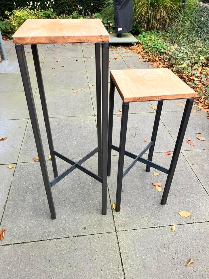 Zuilen met stalen onderstel en houten plank, Huis en Inrichting, Woonaccessoires | Zuilen en Pilaren, Zo goed als nieuw, Ophalen