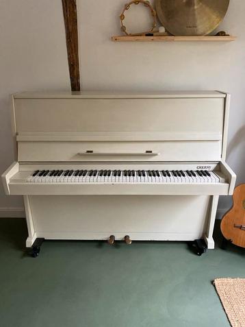 Gestemde Piano van Cherny beschikbaar voor biedingen