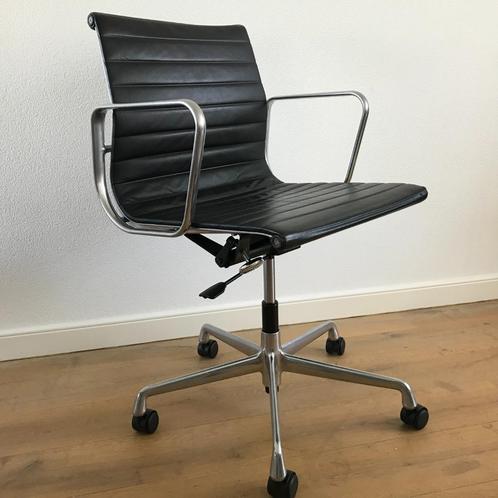 Vitra Eames bureaustoel EA 117 gepolijst zwart leer, Huis en Inrichting, Bureaustoelen, Zo goed als nieuw, Zwart, Ophalen