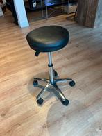 Kappers kruk / kantoor kruk op wielen, Huis en Inrichting, Krukjes, Ophalen of Verzenden, In hoogte verstelbaar, Zo goed als nieuw