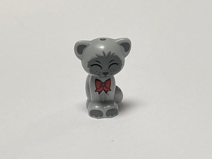 Lego licht grijze zittende kat / cat (Gertrude) rode strik, Kinderen en Baby's, Speelgoed | Duplo en Lego, Nieuw, Lego, Losse stenen