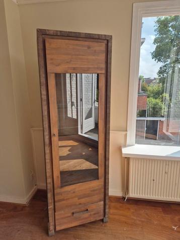 Houten vitrinekast 206 cm bij 67,5 cm beschikbaar voor biedingen