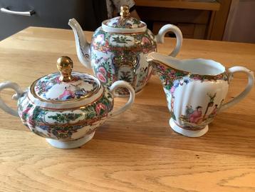 Theepotje, melkkannetje en suikerpot van chinees porselein beschikbaar voor biedingen