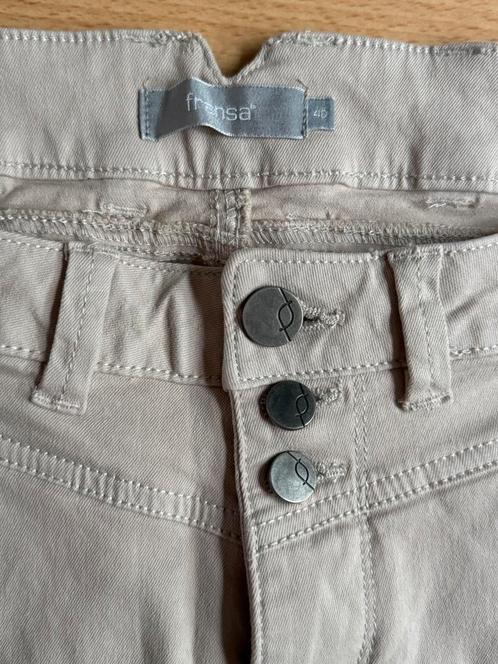 Nieuw!!! Mooie capri FRANSA 40 beige, Kleding | Dames, Broeken en Pantalons, Zo goed als nieuw, Maat 38/40 (M), Beige, Driekwart