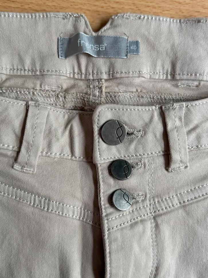 Nieuw!!! Mooie capri FRANSA 40 beige, Kleding | Dames, Broeken en Pantalons, Zo goed als nieuw, Maat 38/40 (M), Beige, Driekwart