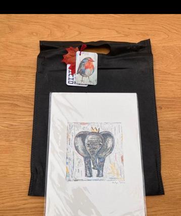Nieuw - collage art met olifantje - Portugese kunstenaar beschikbaar voor biedingen