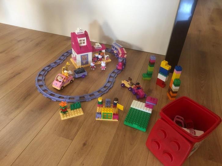 Hello kitty duplo + Hello Kitty huisje (tevens opbergdoosje), Kinderen en Baby's, Speelgoed | Duplo en Lego, Gebruikt, Duplo, Complete set