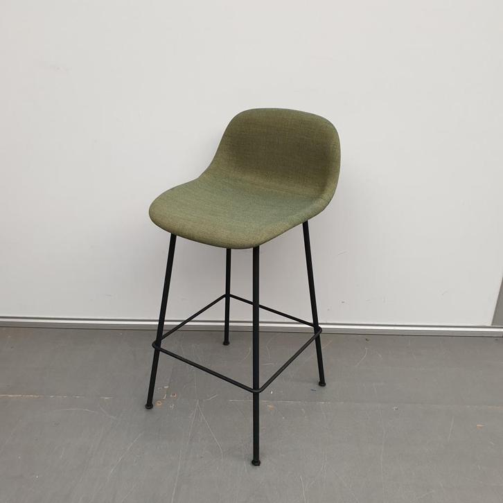 Muuto design barkruk - groene stoffering, Huis en Inrichting, Krukjes, Gebruikt