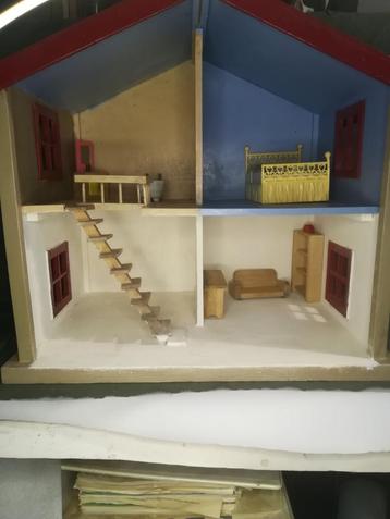 Poppenhuis van hout beschikbaar voor biedingen