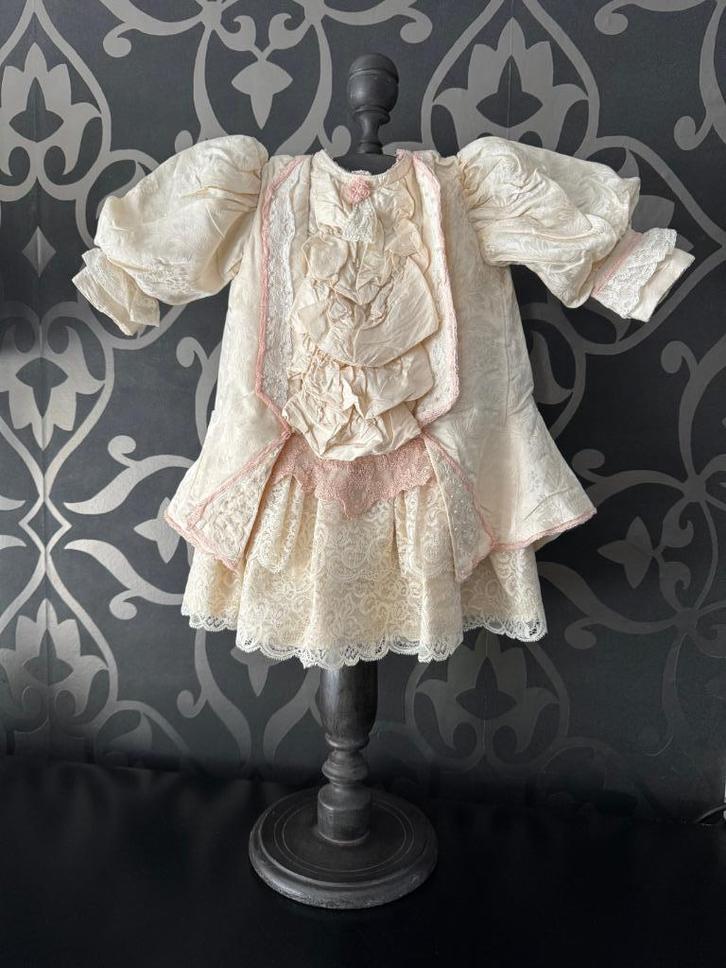 Poppenjurk gemaakt in antieke stijl met standaard., Verzamelen, Poppen, Pop, Ophalen of Verzenden