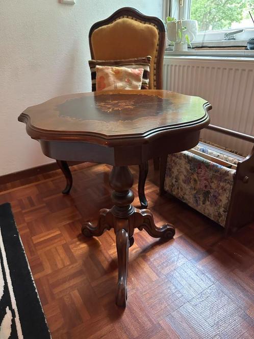 Antieke bijzettafel met ingelegd bloemmotief, Antiek en Kunst, Antiek | Meubels | Tafels, Ophalen