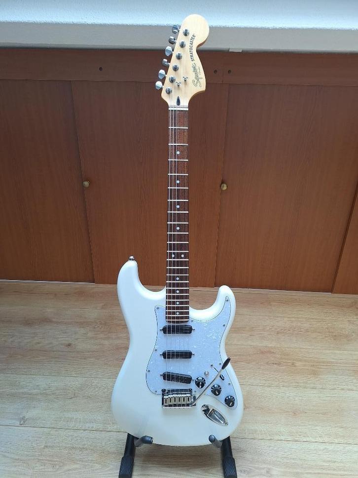 Squier by Fender Stratocaster, Muziek en Instrumenten, Snaarinstrumenten | Gitaren | Elektrisch, Gebruikt, Solid body, Fender