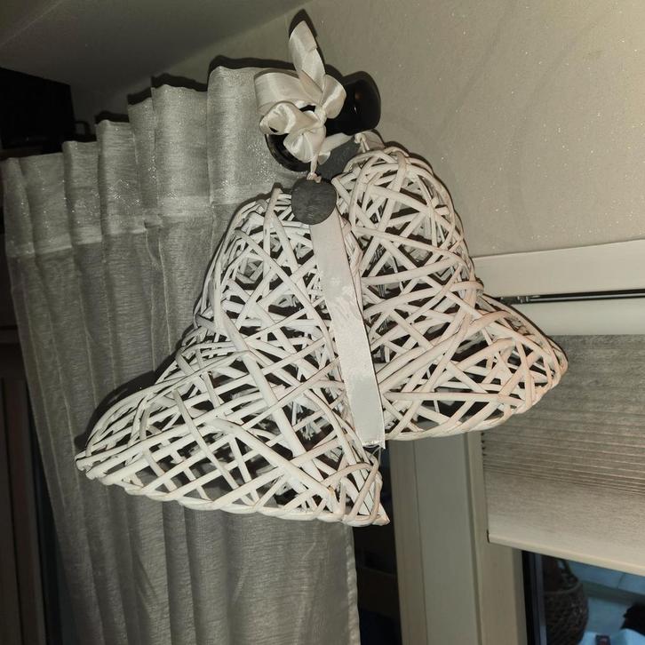 Witte Ratan Kerstklokken - Sfeervolle Decoratie, Antiek en Kunst, Antiek | Woonaccessoires, Ophalen of Verzenden