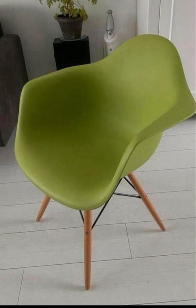 2 groene kuipstoelen met houten poten, Huis en Inrichting, Stoelen, Gebruikt, Twee, Kunststof, Overige kleuren, Ophalen