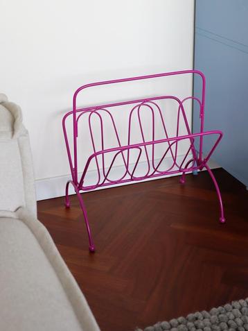 Roze tijdschriftenrek krantenbak vintage rvs fuchsia beschikbaar voor biedingen