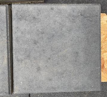 Betontegels blauw-grijs 30x30x4 33 stuks + restanten beschikbaar voor biedingen
