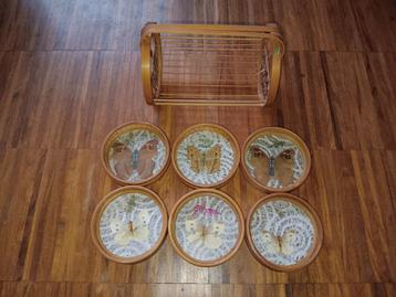 Vintage onderzetters met vlinders in bamboe houder beschikbaar voor biedingen