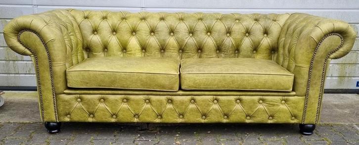 Nieuwe Chesterfield bank olijfgroen  / okergeel + BEZORGING, Huis en Inrichting, Banken | Bankstellen, Nieuw, Rechte bank, 200 tot 250 cm