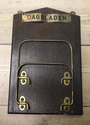 Vintage hout-koper dagbladhouder beschikbaar voor biedingen