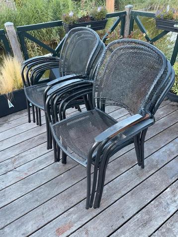 8 stalen stoelen  beschikbaar voor biedingen