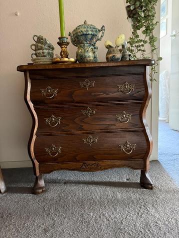 Antieke houten ladekast beschikbaar voor biedingen