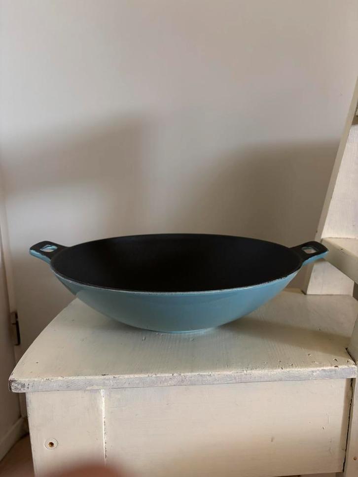 Mooie Gietijzeren wok - lichtblauw geënaillerd buitenk., Huis en Inrichting, Keuken | Potten en Pannen, Nieuw, Wok, Gietijzer