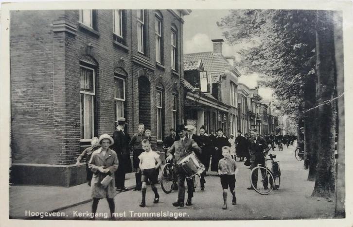 Mooie ansichtkaart : Kerkgang met Trommelslager in Hoogeveen, Verzamelen, Ansichtkaarten | Nederland, Gelopen, Drenthe, 1940 tot 1960