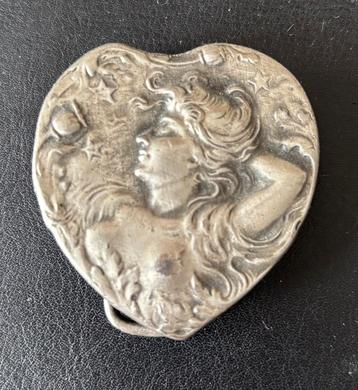 Vintage heart lady 1970’s brass silvertone belt buckle. beschikbaar voor biedingen