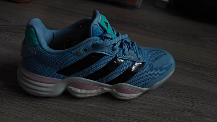 Nieuw! Adidas Stabil 16 W – maat 39⅓ – Nooit gedragen, Sport en Fitness, Korfbal, Nieuw, Schoenen, Ophalen of Verzenden