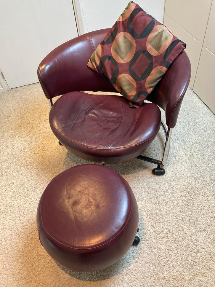 Design fauteuil Girotonda met poef van merk Cassina, Huis en Inrichting, Fauteuils, Zo goed als nieuw, Leer, 50 tot 75 cm, 75 tot 100 cm