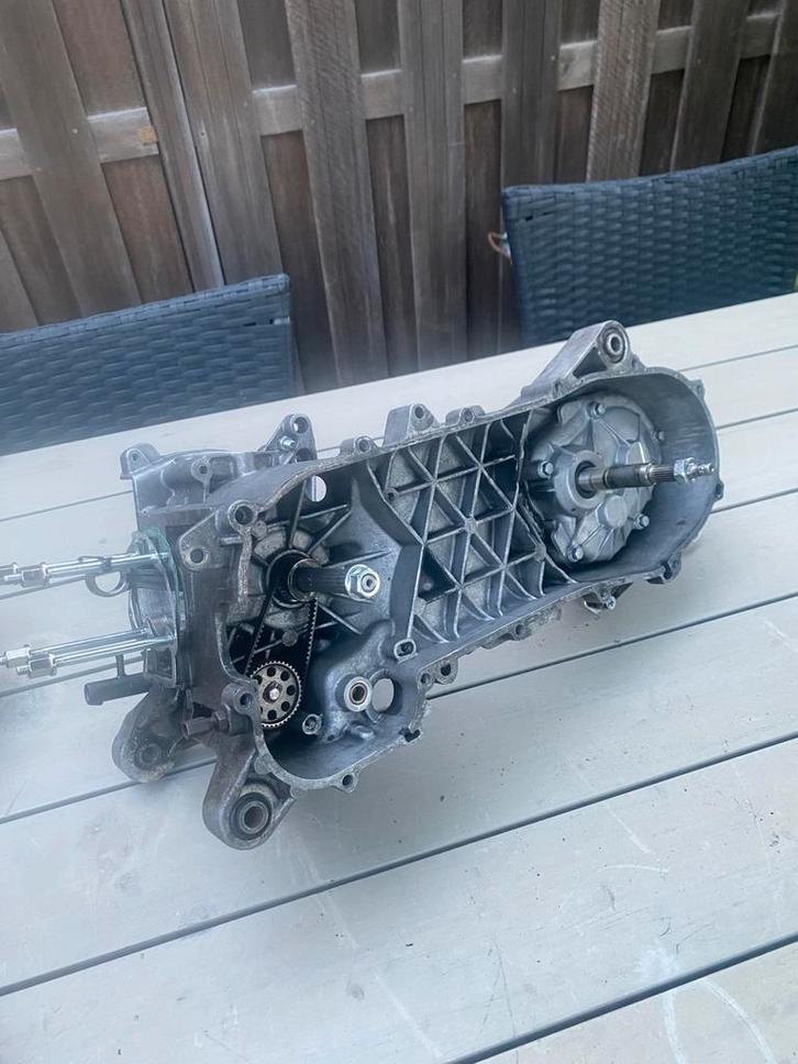 Piaggio zip 50cc 2 takt carters, Fietsen en Brommers, Brommeronderdelen | Scooters, Zo goed als nieuw, Piaggio, Blok, Ophalen