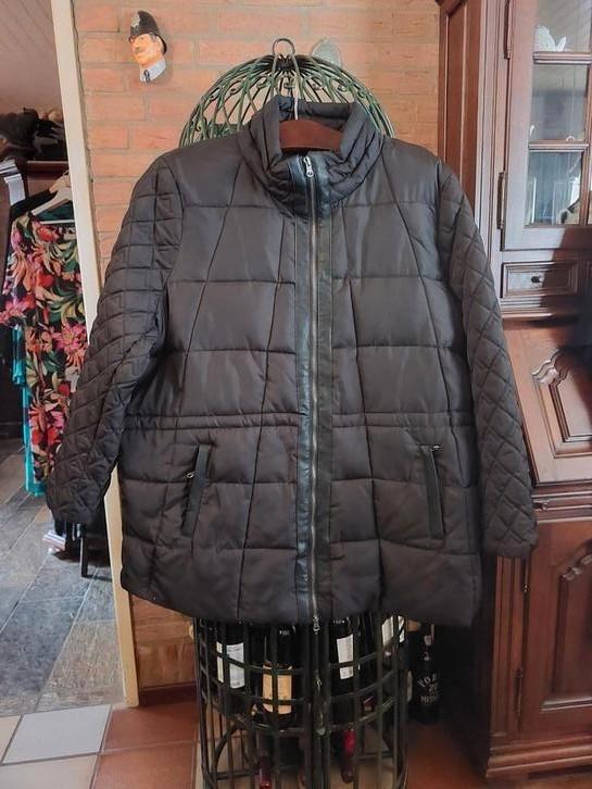 Jas van het merk Adia. Maat 50., Kleding | Dames, Grote Maten, Nieuw, Jas of Mantel, Zwart, Verzenden