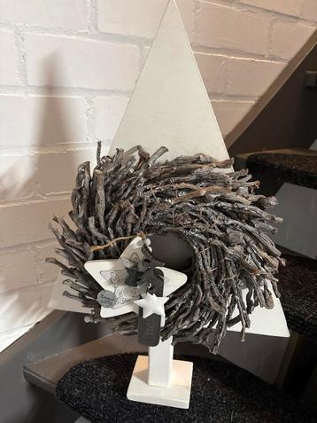 Houten Kerstboom met Krans beschikbaar voor biedingen
